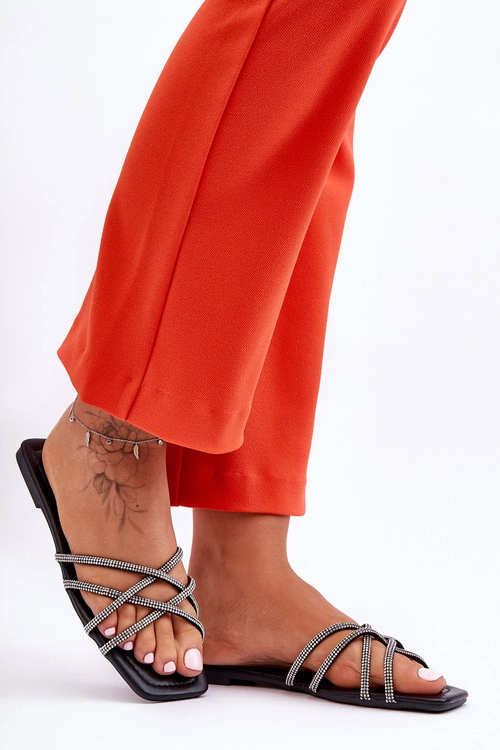 Damskie Klapki Z Paseczkami I Dżetami Czarne Leomi