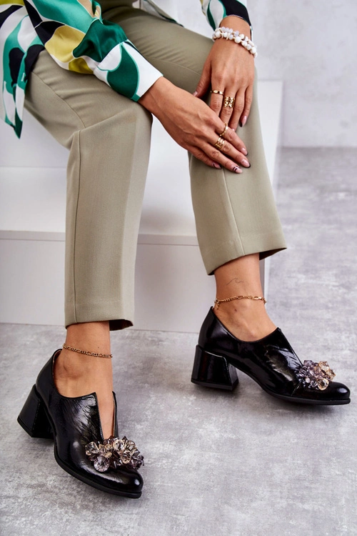 Skórzane Półbuty Gładkie Z Jasną Ozdobą Czarne Delaver