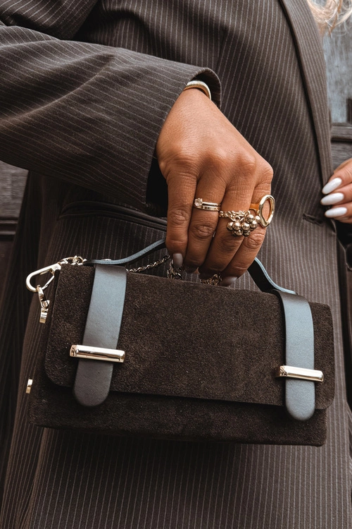 Torebka Z Naturalnego Zamszu Z Łańcuszkiem Czekoladowa Nivra