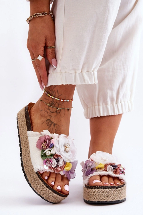 Materiałowe Klapki Z Kwiatami Białe Nessa