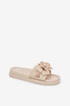 Klapki Damskie Z Kokardą I Złotą Broszką Jasnobeżowe Lynara