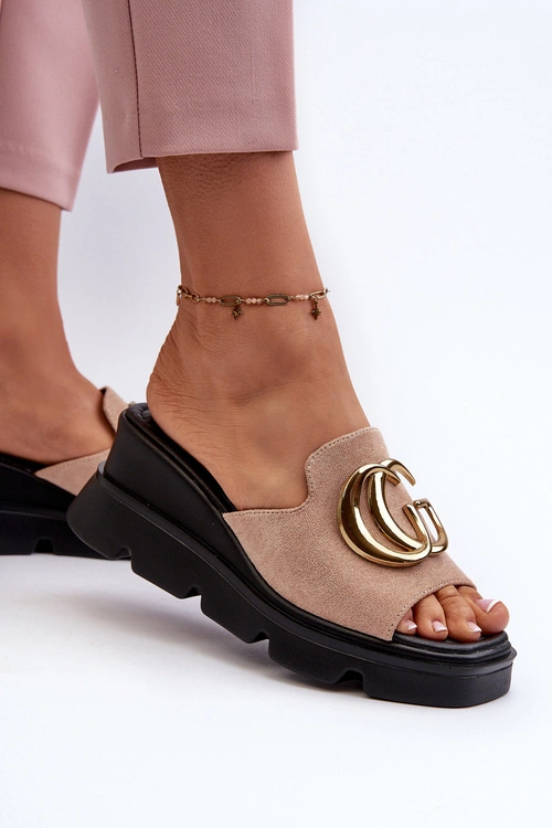 Klapki Damskie Z Eko Zamszu Na Koturnie I Platformie Ze Złotą Ozdobą Vinceza 58295 Beżowe