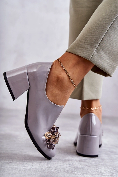 Lakierowane Skórzane Półbuty Gładkie Z Ciemną Ozdobą Szare Delaver