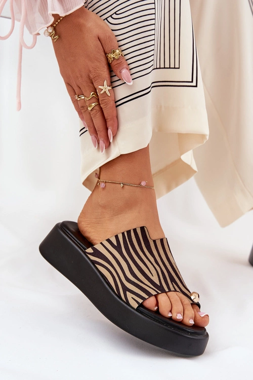 Klapki Damskie Na Platformie I Niskim Koturnie Z Ozdobnym Detalem Zebra Czarno-Beżowe Saqesse