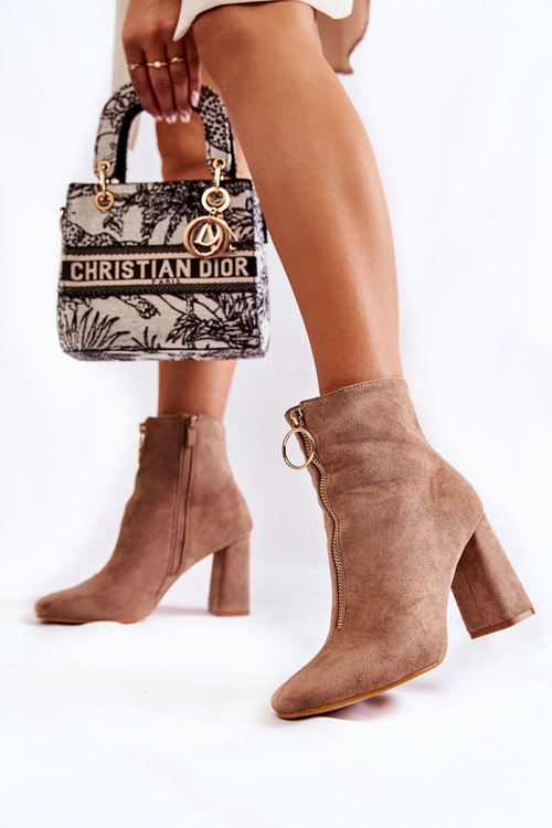 Zamszowe Botki Na Obcasie Z Ozdobnym Zamkiem Beżowe Lisette