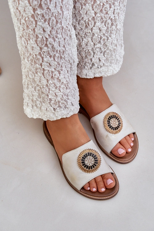 Skórzane Klapki Z Ozdobą Na Płaskim Obcasie Lewski 3047/O Złoty Przecierany