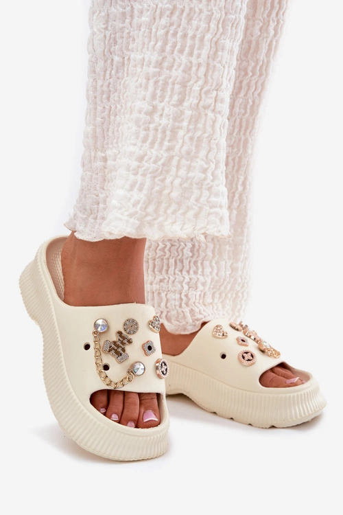 Piankowe Klapki Damskie Ze Złotymi Przypinkami Jasnobeżowe Hortiana