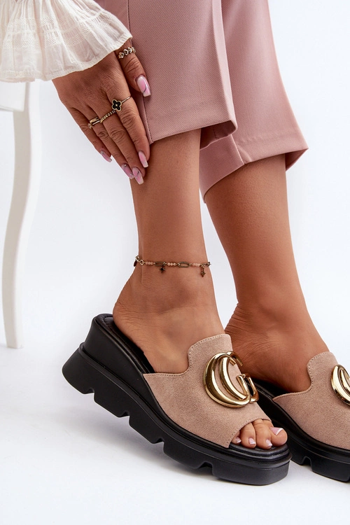 Klapki Damskie Z Eko Zamszu Na Koturnie I Platformie Ze Złotą Ozdobą Vinceza 58295 Beżowe