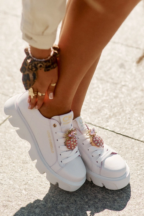 Skórzane Sneakersy Z Ozdobną Broszką Ananas CheBello 4651 Białe