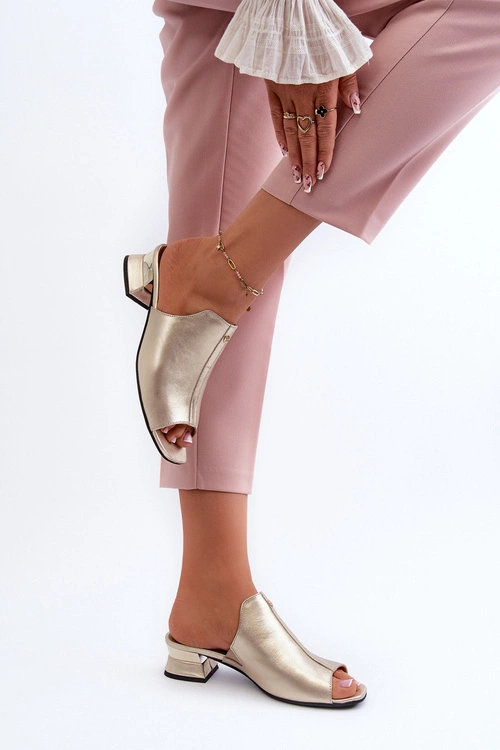 Eleganckie Klapki Damskie Ze Skóry Naturalnej Na Niskim Obcasie Maciejka 06360-25 Złote