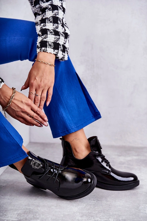 Lakierowane Sznurowane Botki Z Wycięciami Czarne Fabiana