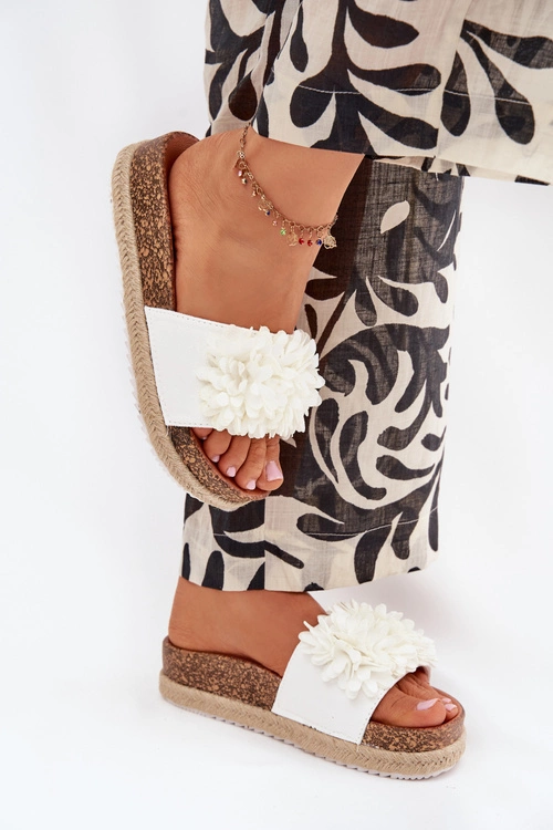 Klapki Damskie Na Platformie Z Ozdobnymi Kwiatkami Białe Tessara