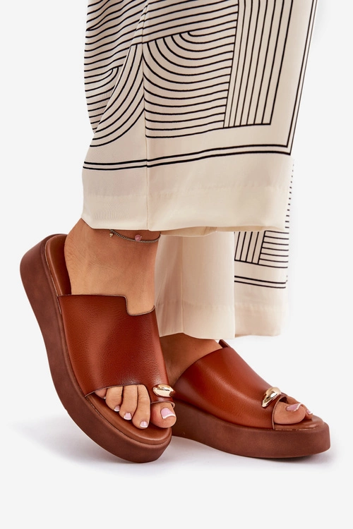 Klapki Damskie Na Platformie I Niskim Koturnie Z Ozdobnym Detalem Camel Saqesse