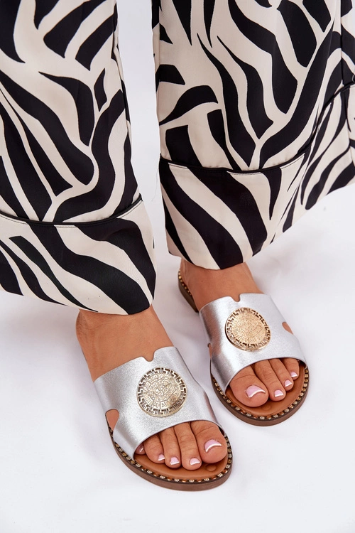 Płaskie Klapki Damskie Z Ozdobnym Detalem Srebrne Oferry