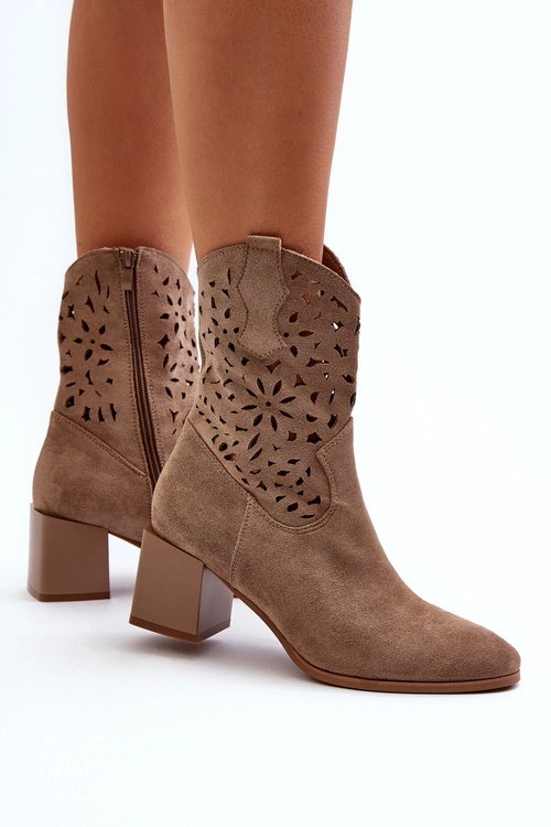 Zamszowe Botki Z Ażurową Cholewką Na Klocku Ciemnobeżowe Irvelame
