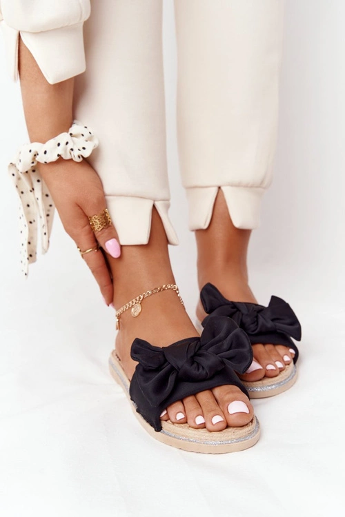 Gumowe Klapki Z Kokardą Czarne Andrea