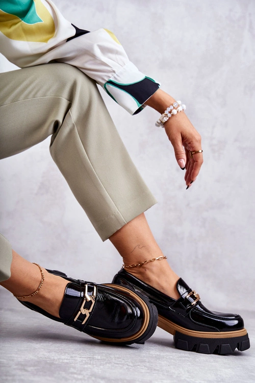 Lakierowane Półbuty Na Obcasie Ze Złotą Ozdobą Czarne Lurdes