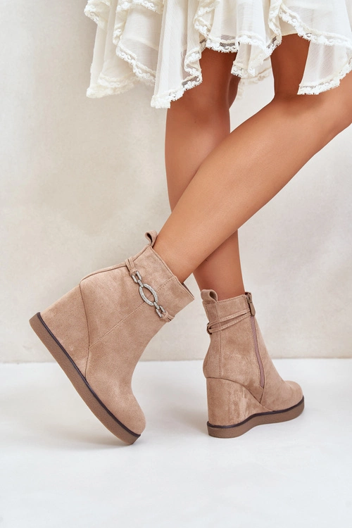 Botki Na Koturnie Z Ozdobnym Paskiem Beżowe Kaiviana