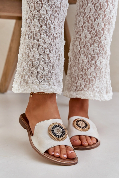 Skórzane Klapki Z Ozdobą Na Płaskim Obcasie Lewski 3047/O Złoty Przecierany