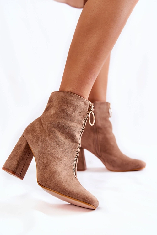 Zamszowe Botki Na Obcasie Z Ozdobnym Zamkiem Beżowe Lisette