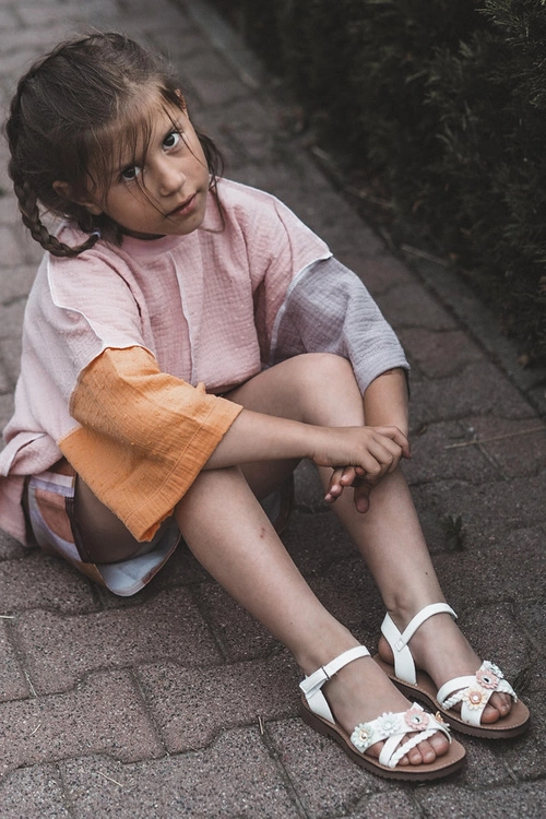 Sandałki Dziecięce Zapinane Na Rzep Z Kwiatkami Białe Nestalee