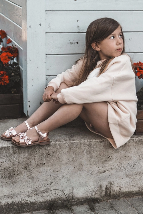 Sandałki Dziecięce Ozdobione Kwiatkami Zapinane Na Rzep Różowe Fagossa