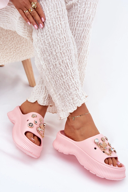 Piankowe Klapki Damskie Ze Złotymi Przypinkami Różowe Hortiana