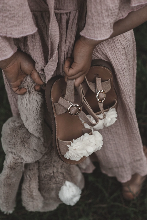 Modne Dziecięce Sandały Z Kwiatami Beżowo-Złote Poly