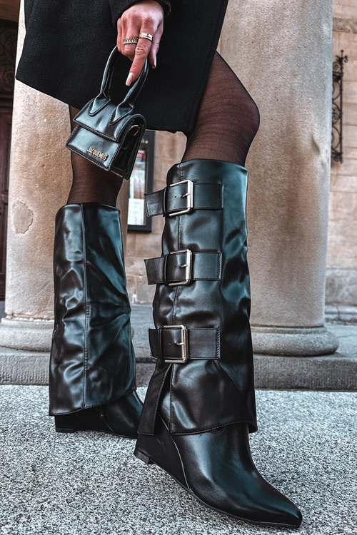 Kozaki Damskie Na Koturnie Z Wywiniętą Cholewką I Srebrnymi Klamrami Czarne Sarisse